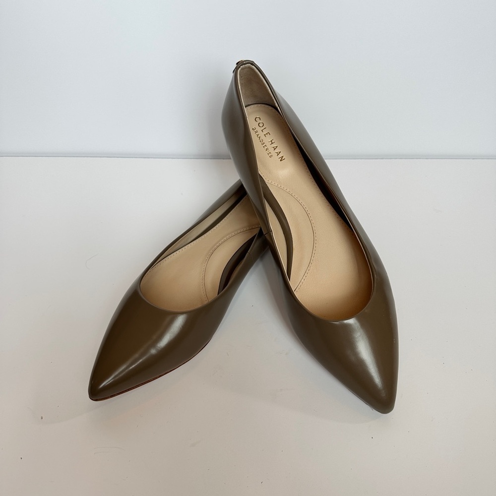 Cole Haan gray/taupe leather pointy toe work wear flats. Women’s shoe size 9B.